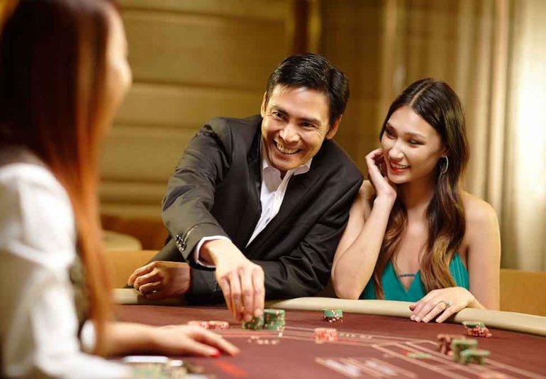 Парочка азиатов за игрой в холдем покер