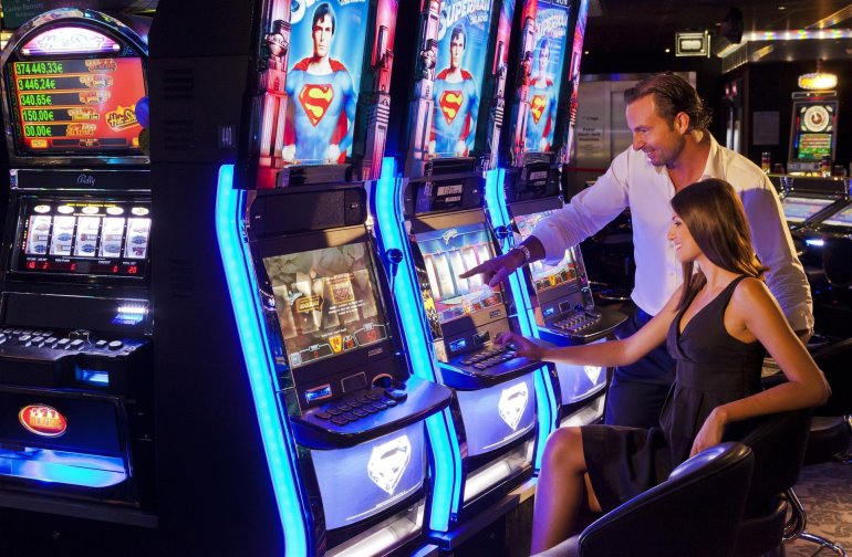 Азартные игроки проводят время за игрой на автоматах в престижном казино