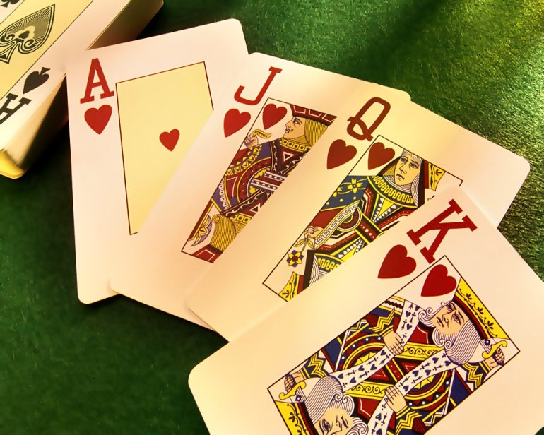 Колода карт на столе в казино, отдельно лежат туз, валет, дама и король