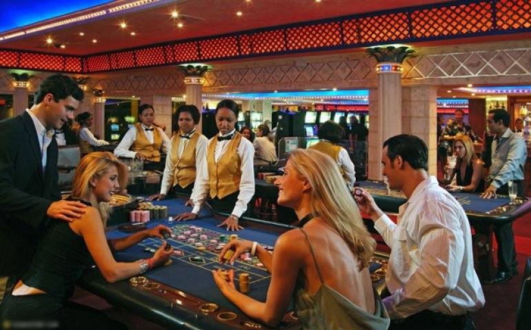 Темнокожие девушки крупье ведут игру в рулетку для элитных гостей дорогого казино