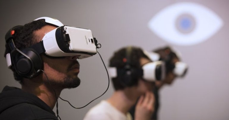 Парни в масках для виртуальной реальности