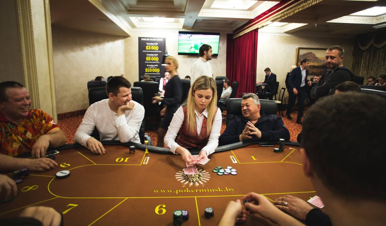 За столом игроки и крупье задает темп игры в казино