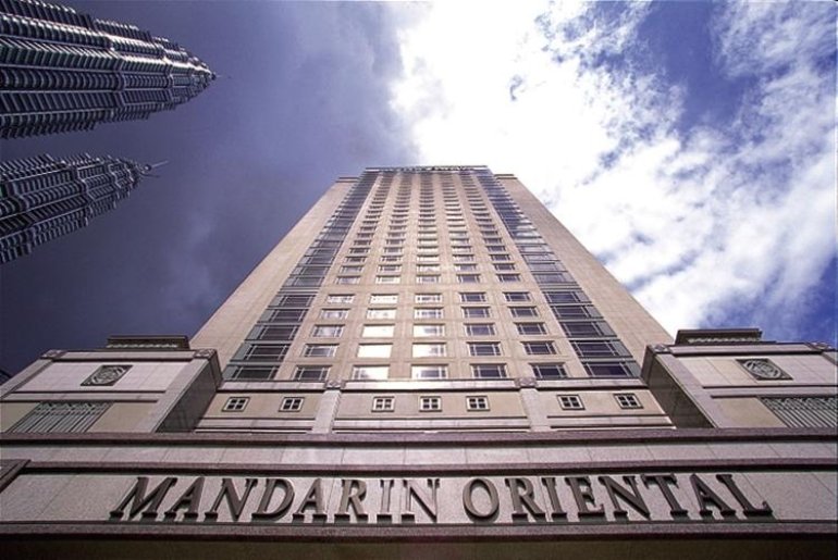 Вид снизу на многоэтажное здание Mandarin Oriental