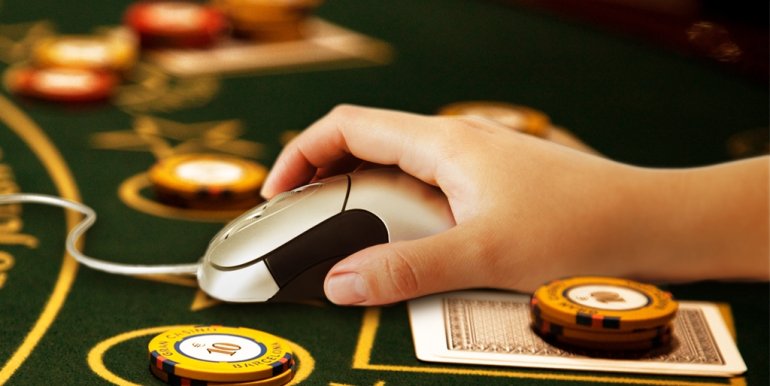 Мышка от компьютера на столе для игры в покер