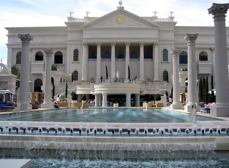 отель Caesars Palace расположен в Лас-Вегасе