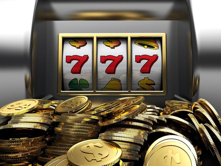 Золотые монеты на фоне игрового автомата с 777
