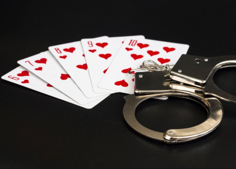 наручники и карты на столе казино