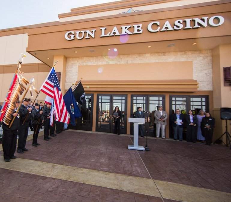 Главный вход в Gun Lake Casino