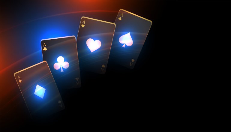 золотые карты игральные карты на чёрном фоне