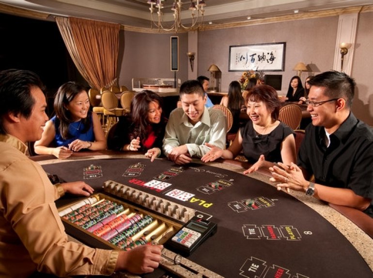 Китайцы играют в баккара в людном дорогом казино
