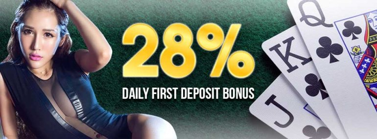 Симпатичная азиатка в откровенном купальнике, демонстрирует свою фигуру, а рядом размещена реклама 28% бонуса на первый депозит от виртуального казино