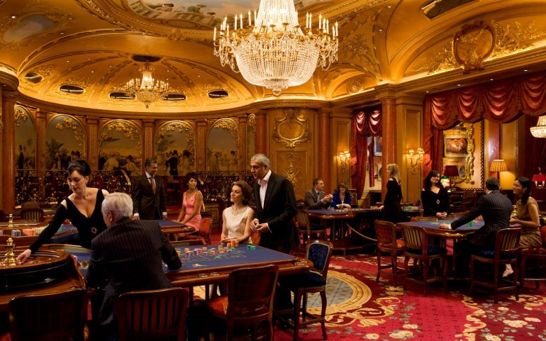 Азартные игроки в зале престижного казино за игрой в рулетку