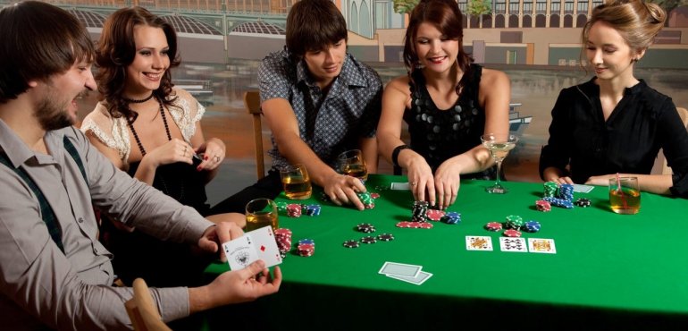 Дружная компания играет в покер, распивая виски за столом