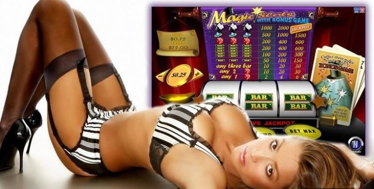 Красотка в сексуальной комбинации и чулках лежит рядом с заставкой слота Magic slots jackpot