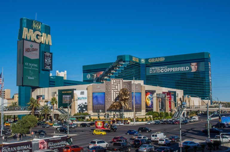 Оживленное движение на улице вокруг отеля-казино MGM Grand в Лас-Вегасе