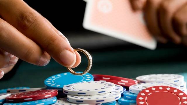 Женщина, укравшая $66K для азартных игр, боится тюрьмы
