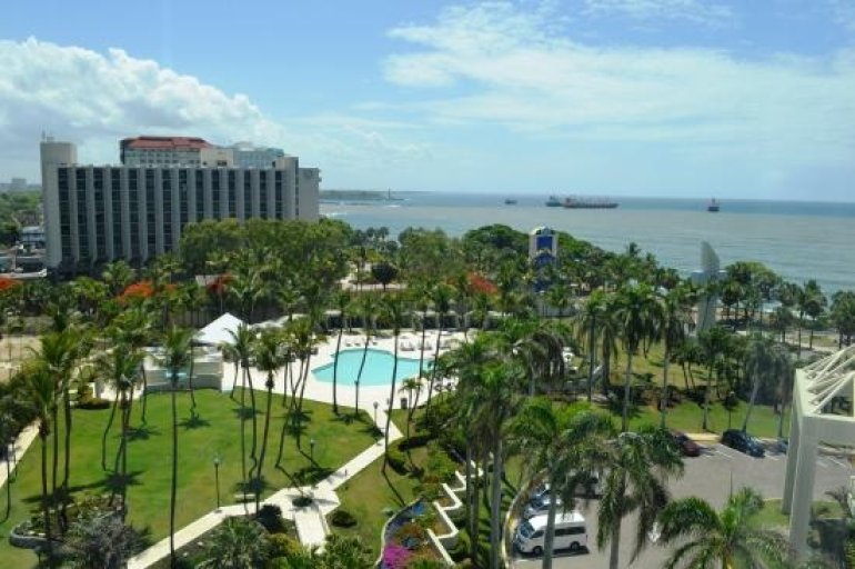 Вид сверху на территорию отеля Renaissance Jaragua в Доминикане