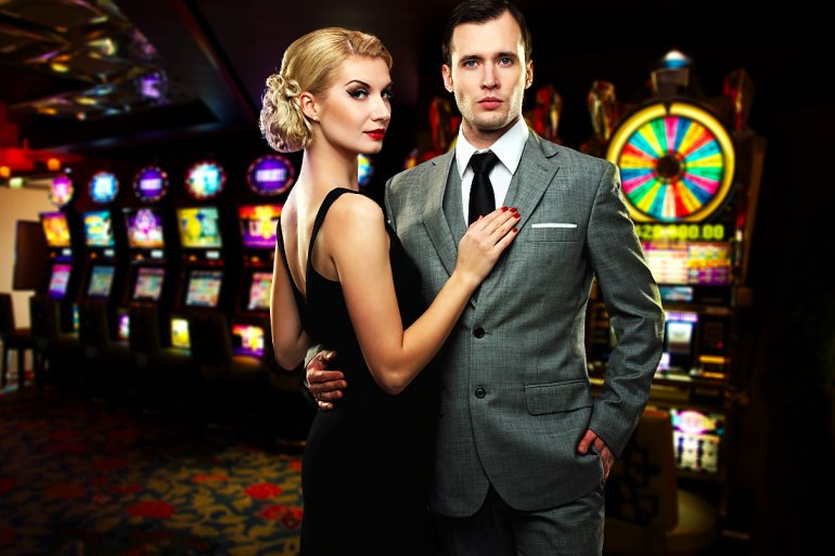 Красивая пара в казино у игровых автоматов