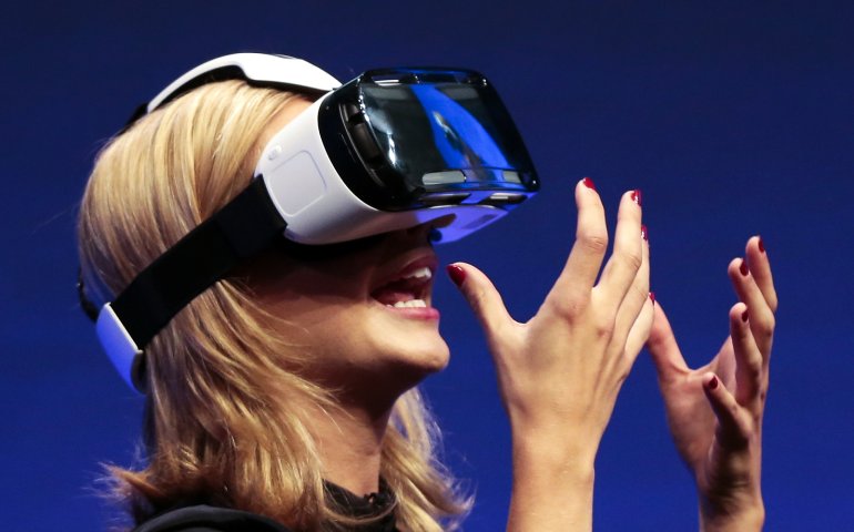 Удивленная девушка в белом шлеме виртуальной реальности