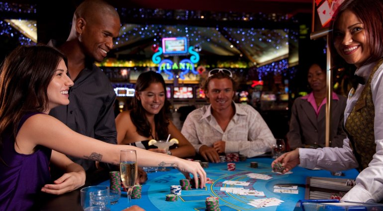 Азартные игроки проводят время за блэкджеком в дорогом казино в Африке