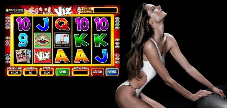 Сексуальная модель в белом купальнике позирует рядом с игровым автоматом Viz